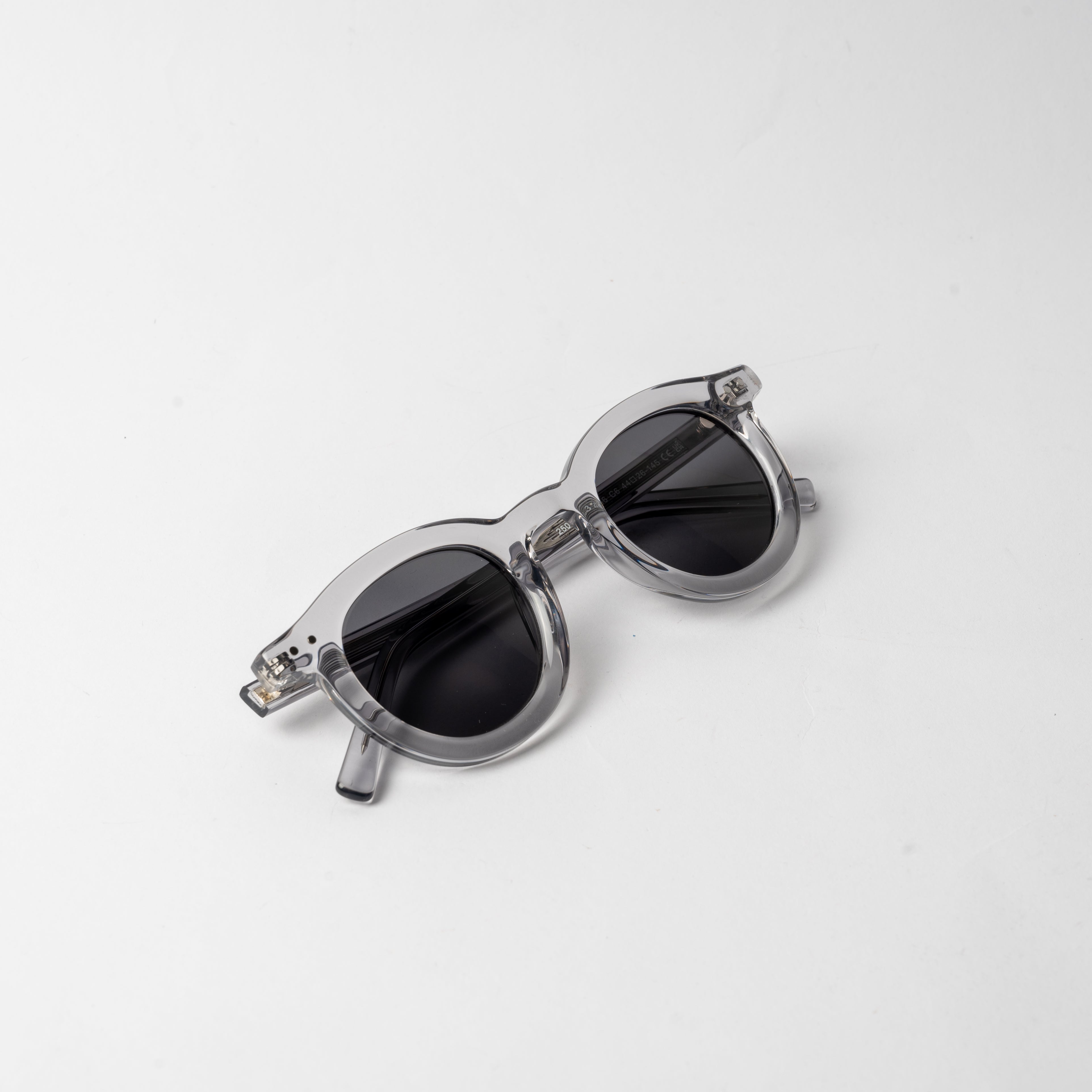 VAYO Nova unisex sunglasses in crystal grey with round acetate frame and black polarized lenses on white background