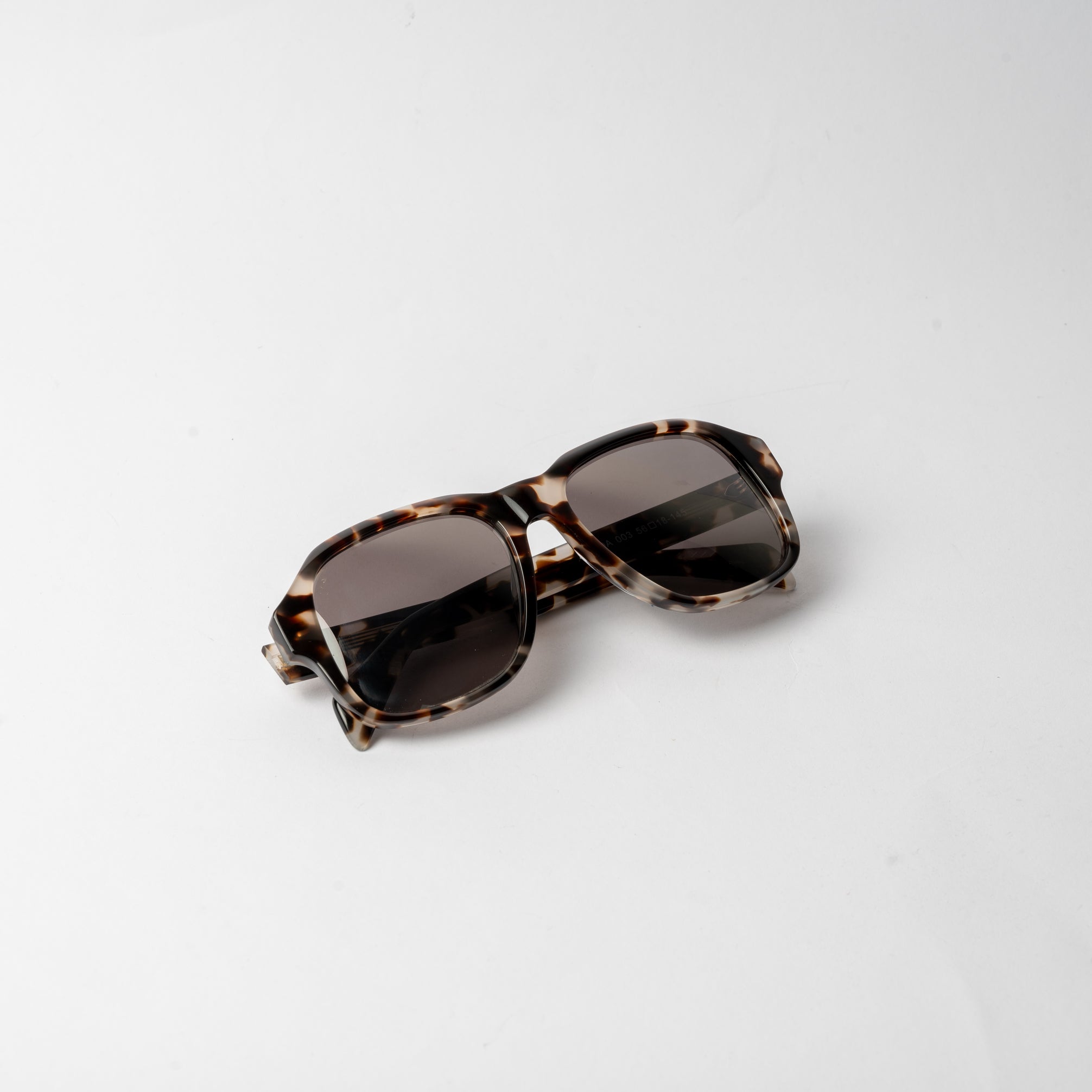 Tortoise shell VAYO sunglasses with square acetate frame and polarized TAC lenses – unisex eyewear on white background