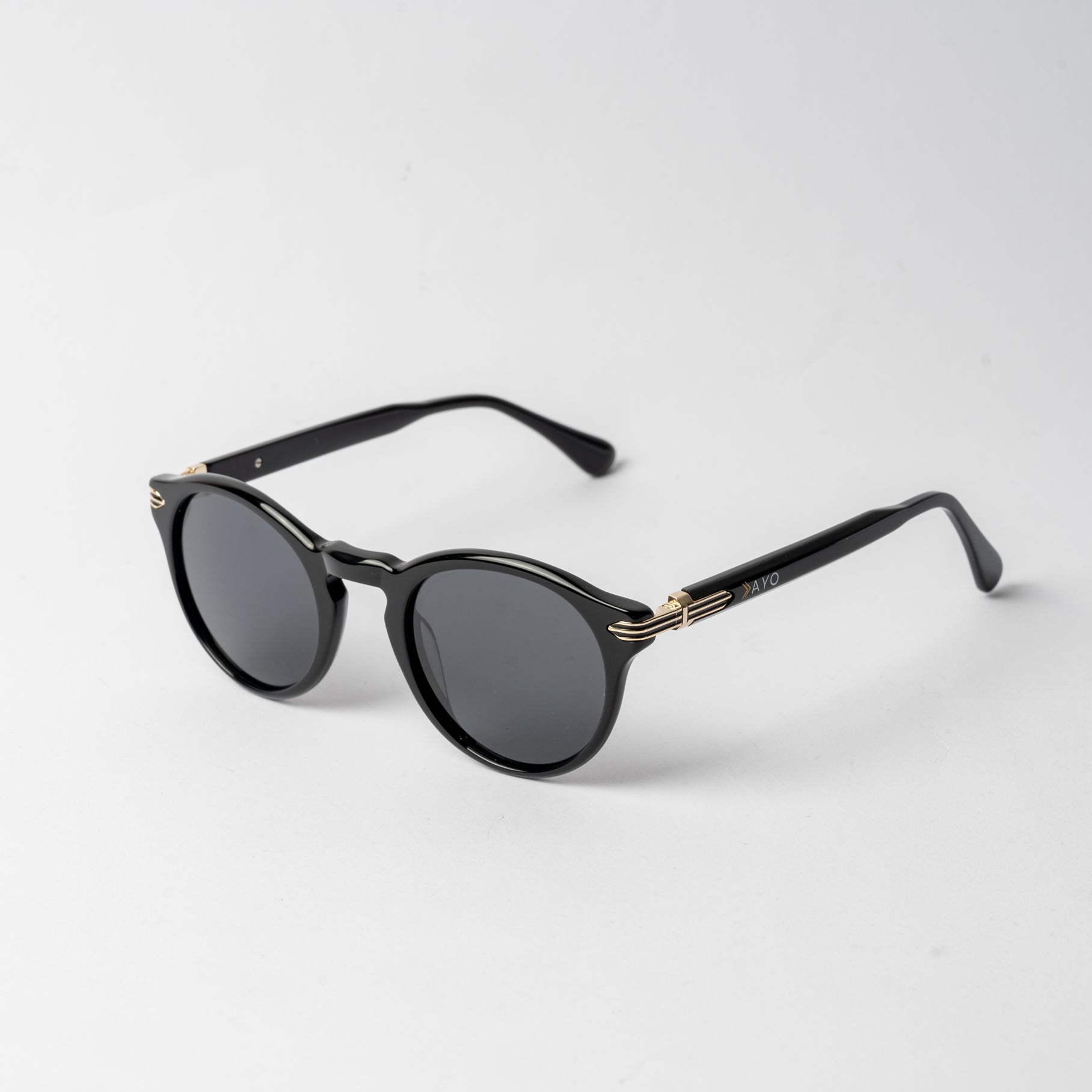 VAYO classic round black sunglasses with gold accents, featuring polarized TAC lenses and acetate frame – unisex design on white background