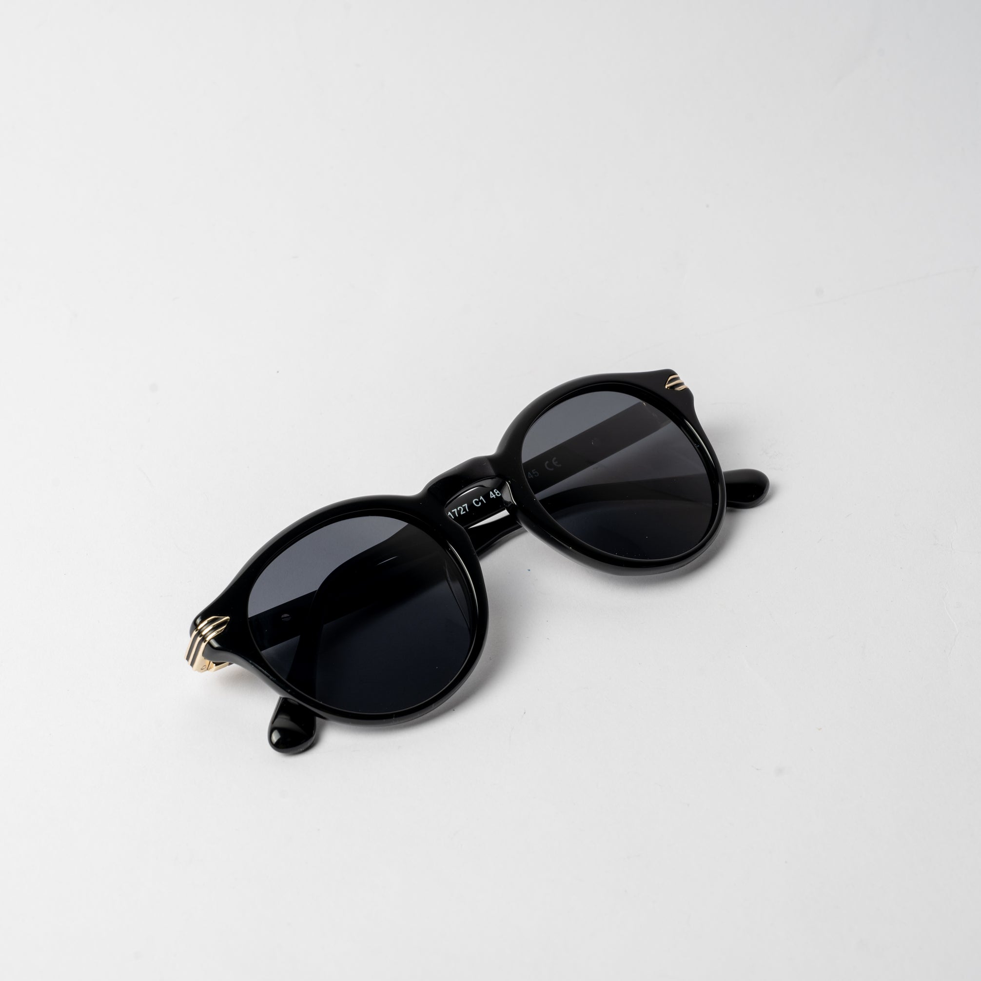VAYO classic round black sunglasses with gold accents, featuring polarized TAC lenses and acetate frame – unisex design on white background