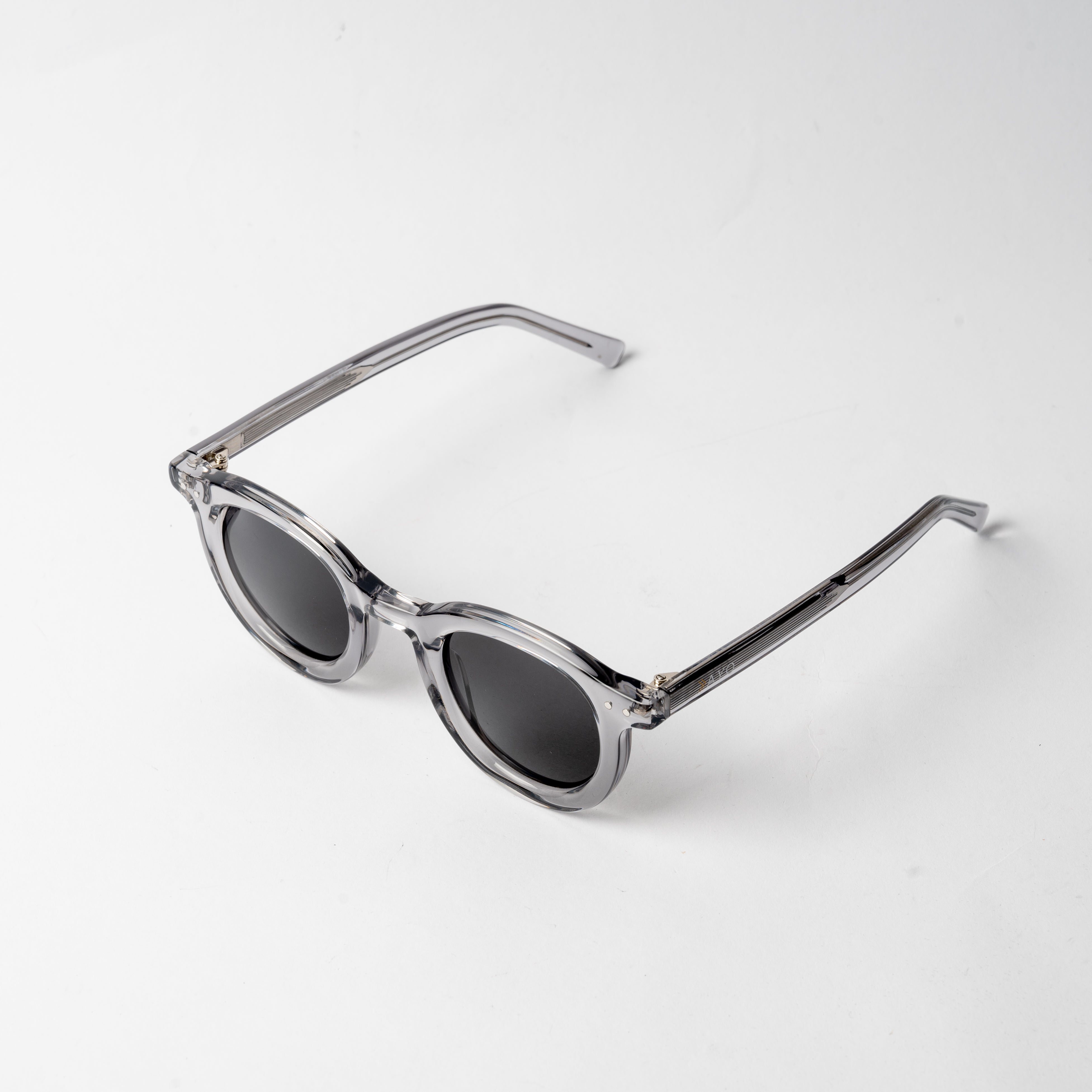 VAYO Nova unisex sunglasses in crystal grey with round acetate frame and black polarized lenses on white background