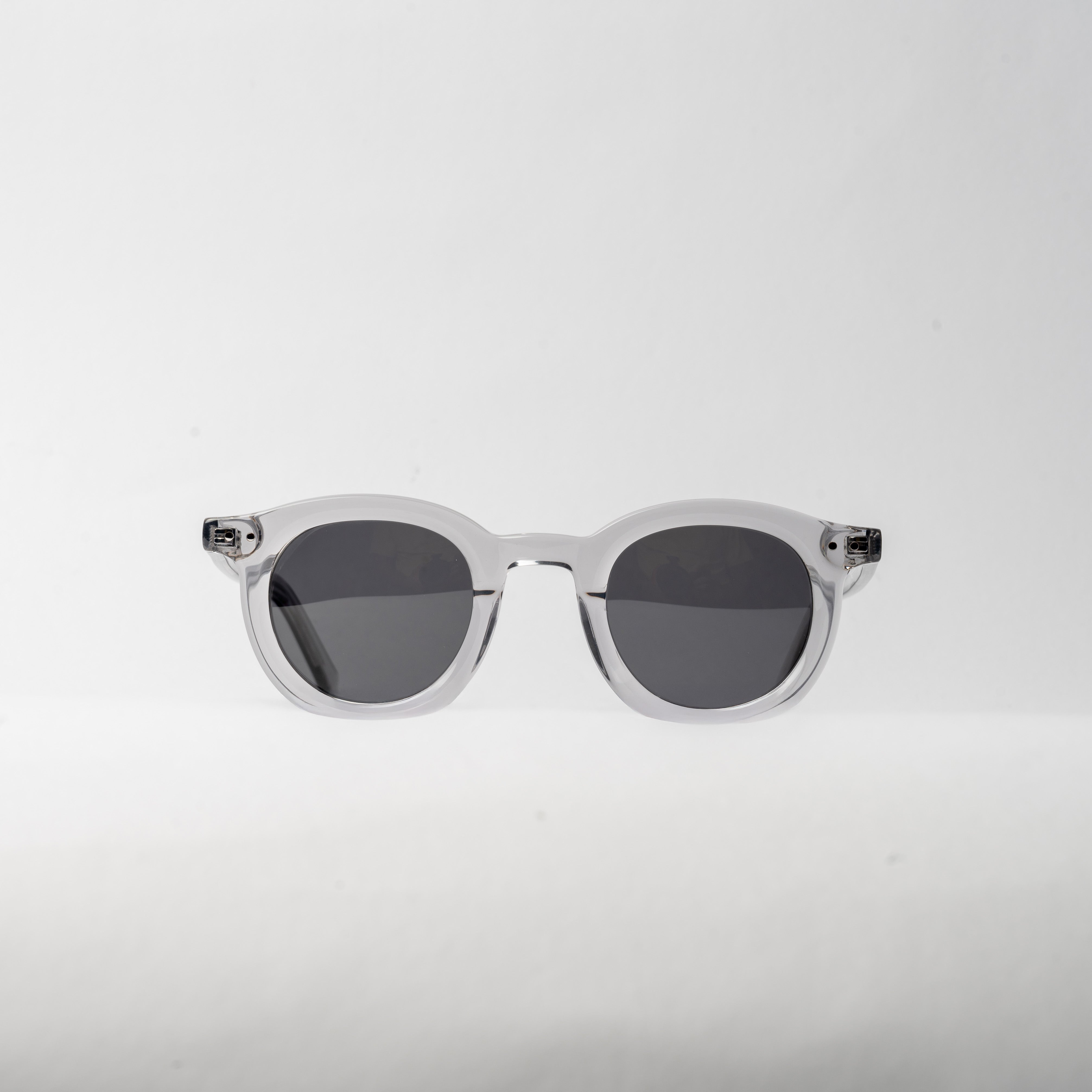 VAYO Nova unisex sunglasses in crystal grey with round acetate frame and black polarized lenses on white background