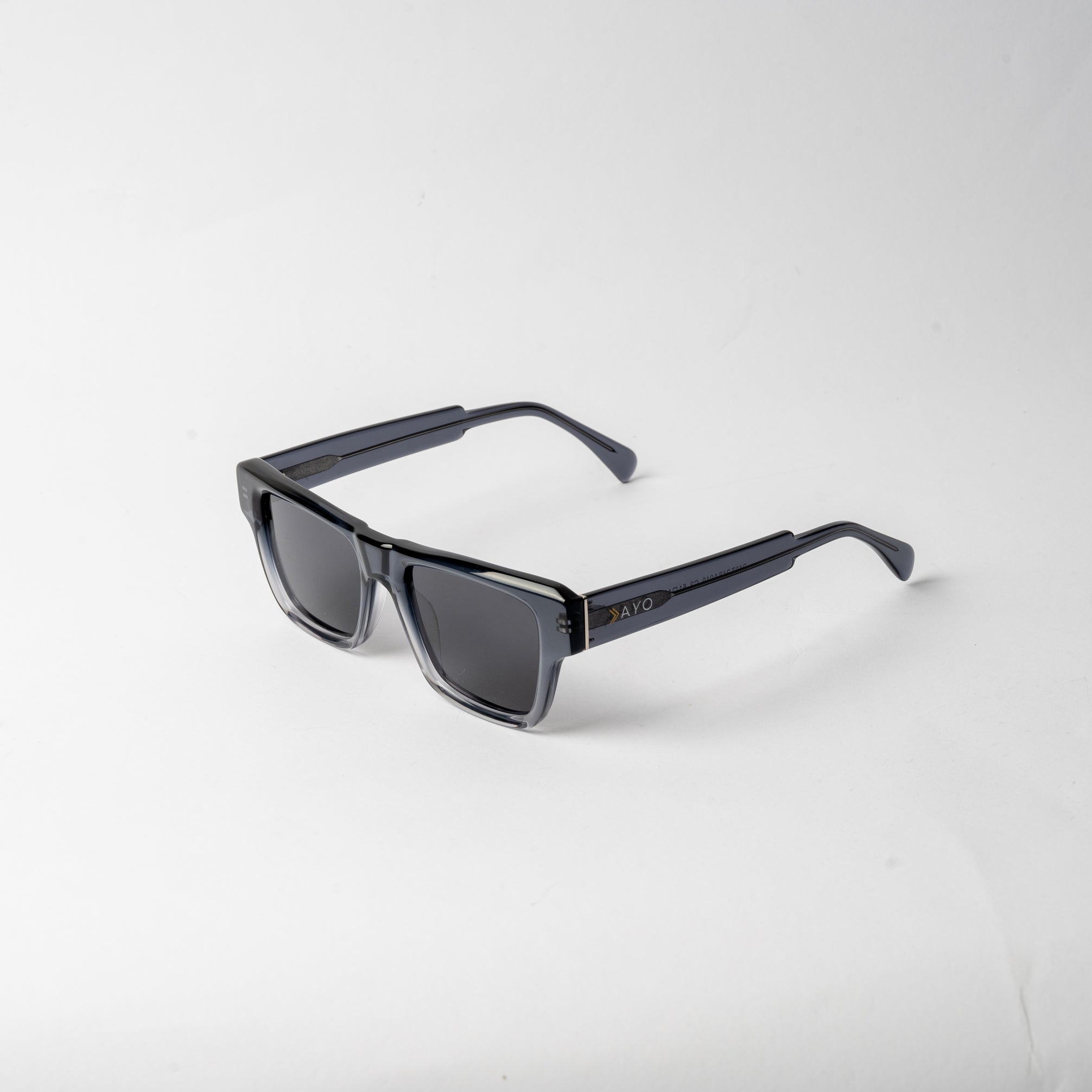 VAYO Momentum unisex sunglasses with black acetate frame and polarized TAC lenses – rectangular design
