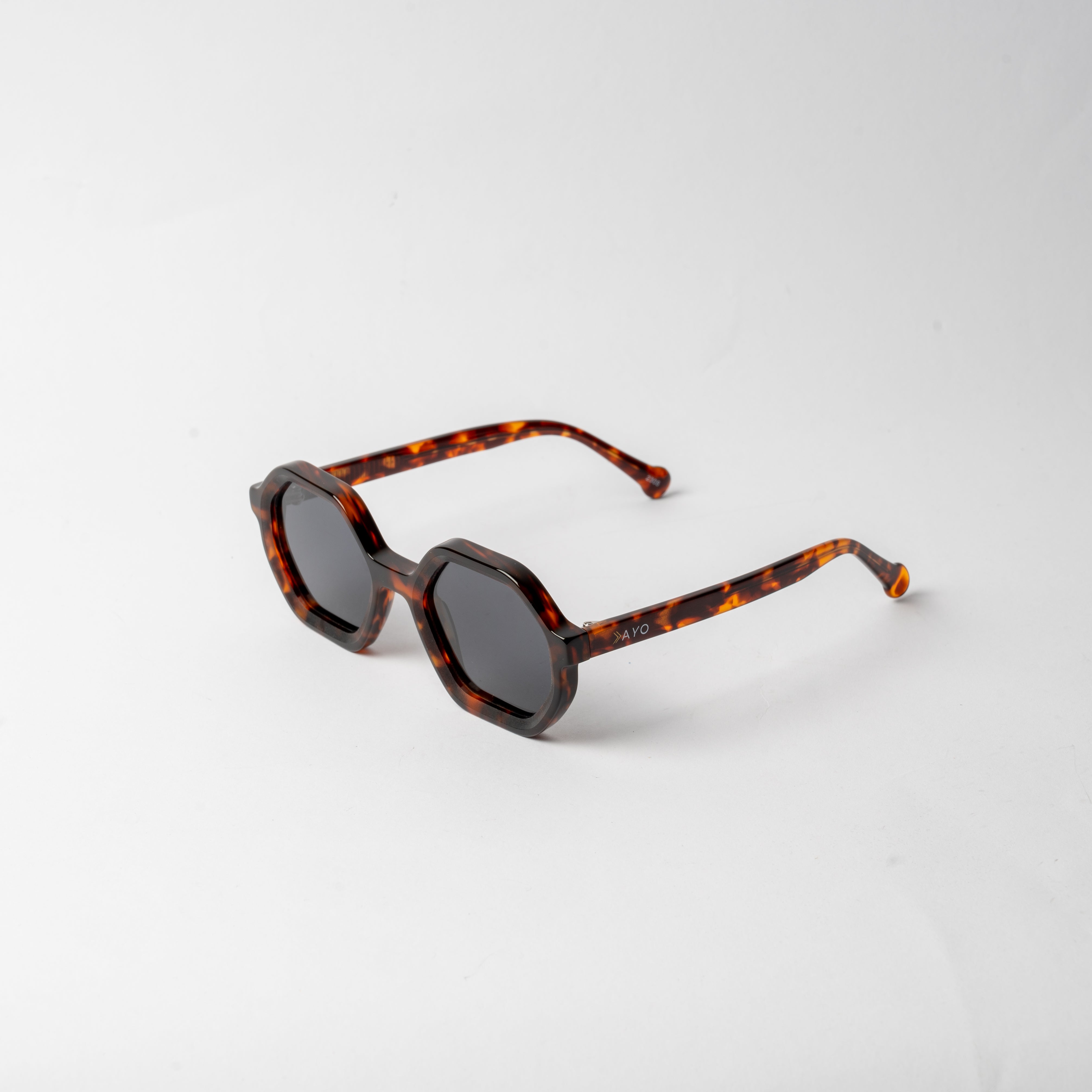 VAYO Axis tortoise shell sunglasses for women with octagonal frame and black polarized lenses
