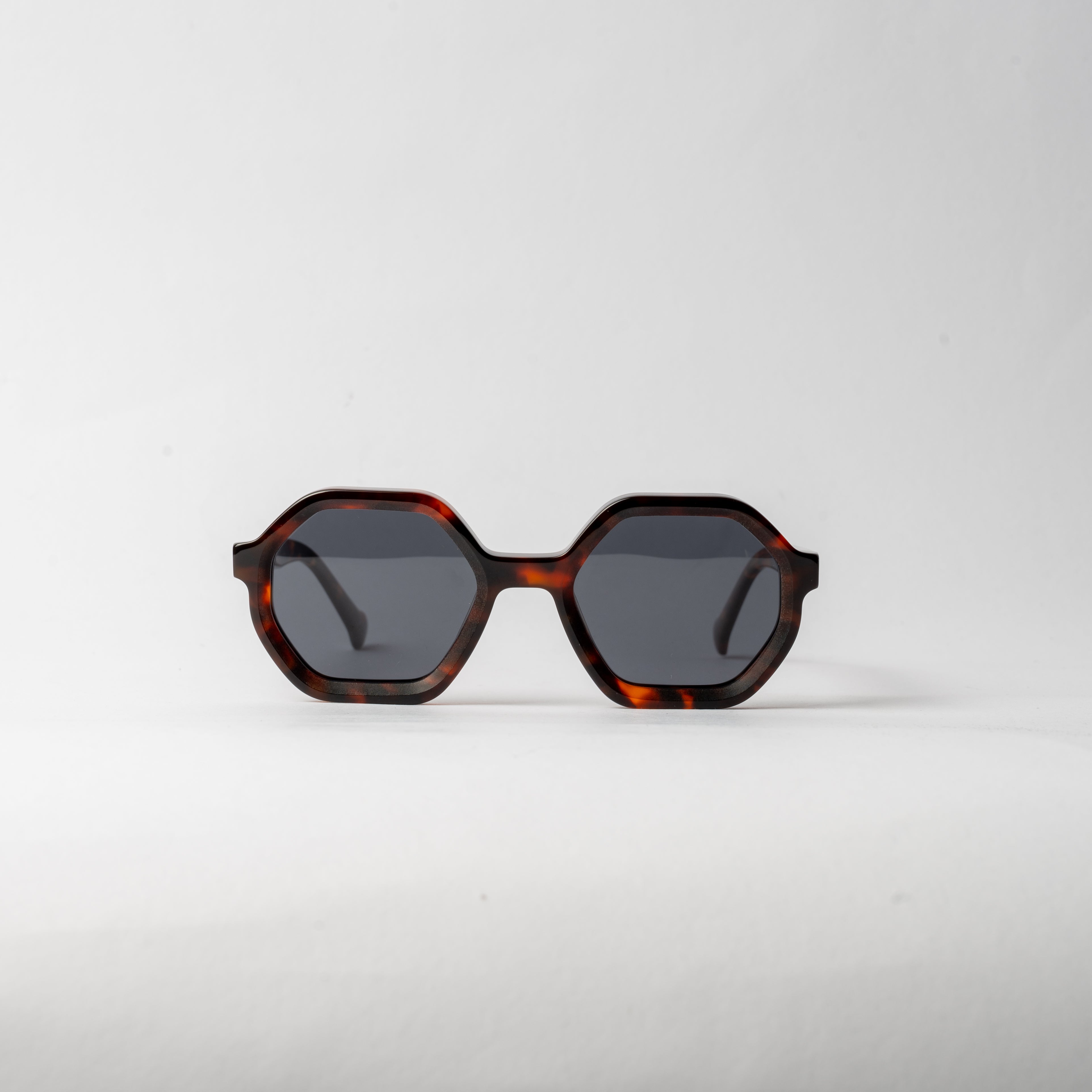 VAYO Axis tortoise shell sunglasses for women with octagonal frame and black polarized lenses
