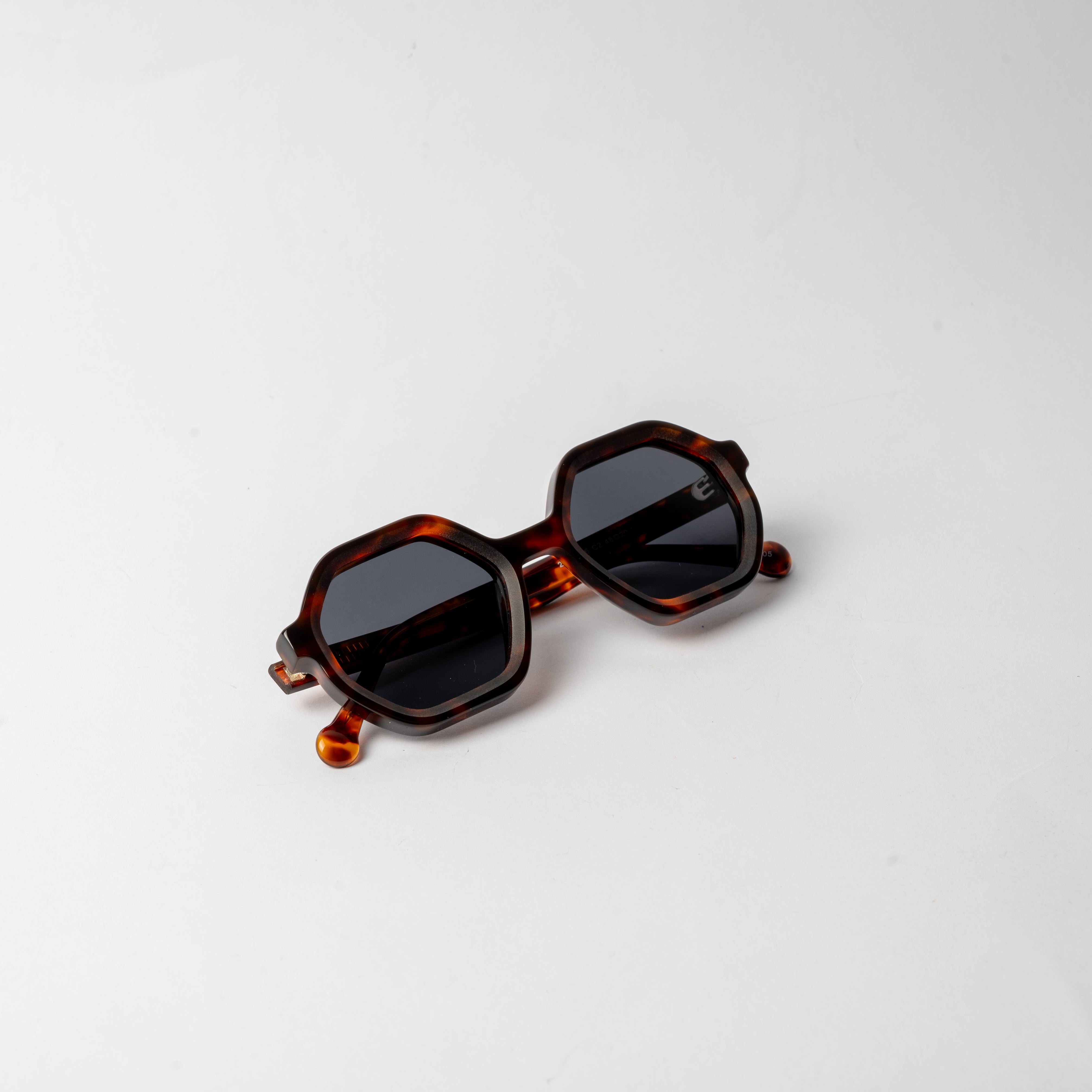 VAYO Axis tortoise shell sunglasses for women with octagonal frame and black polarized lenses
