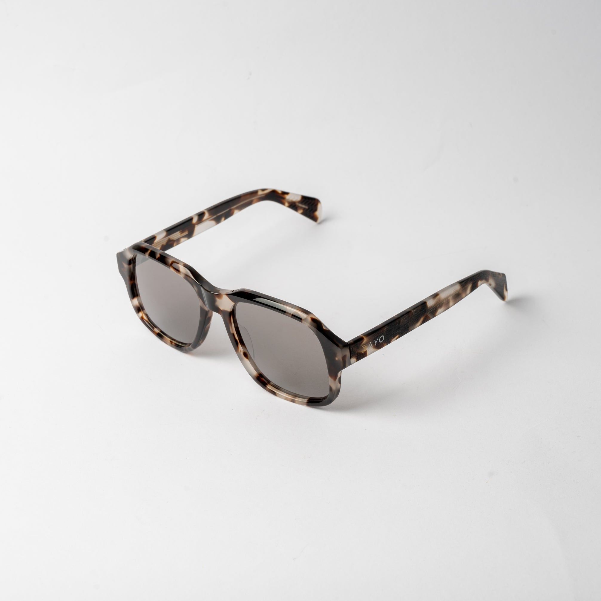 Tortoise shell VAYO sunglasses with square acetate frame and polarized TAC lenses – unisex eyewear on white background
