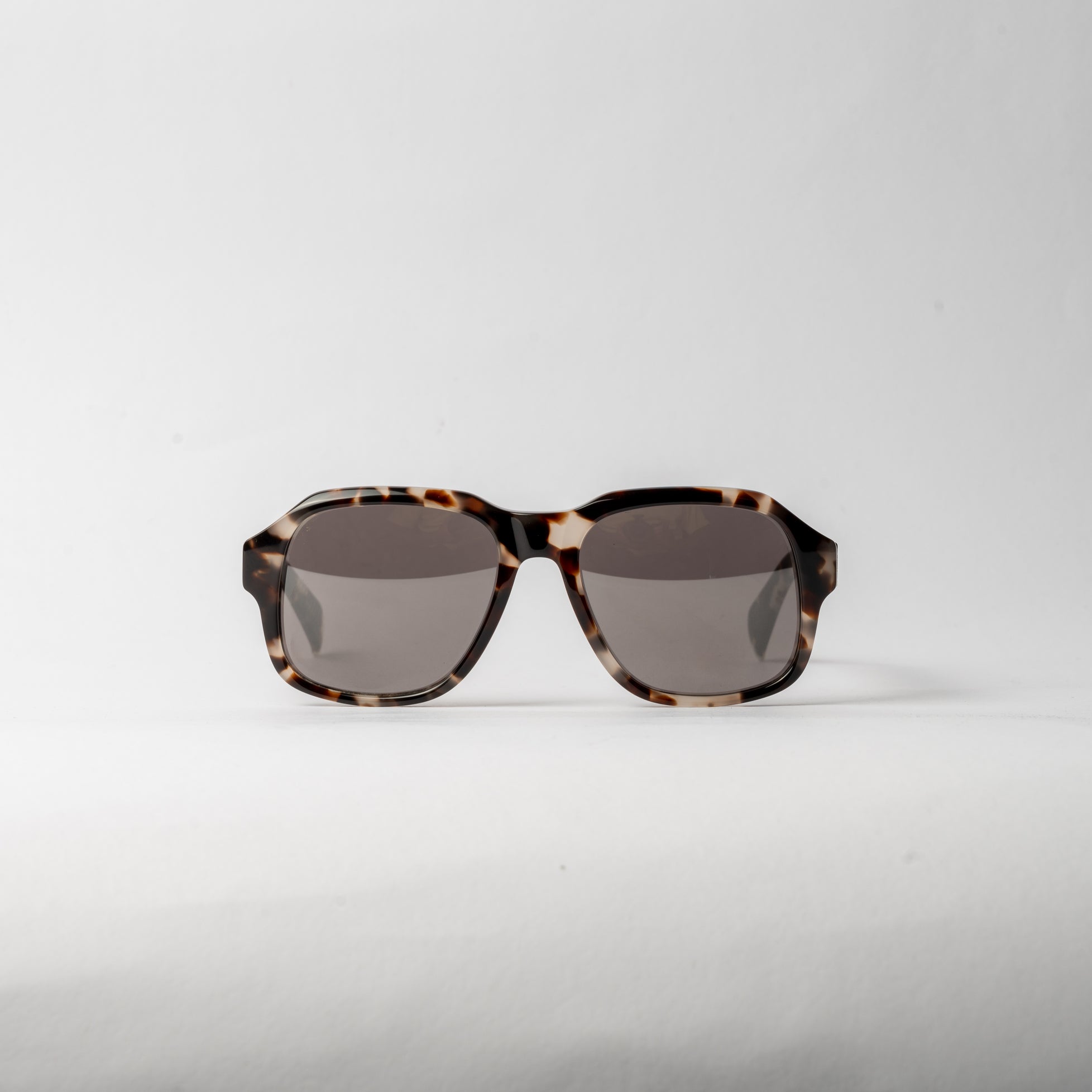 Tortoise shell VAYO sunglasses with square acetate frame and polarized TAC lenses – unisex eyewear on white background