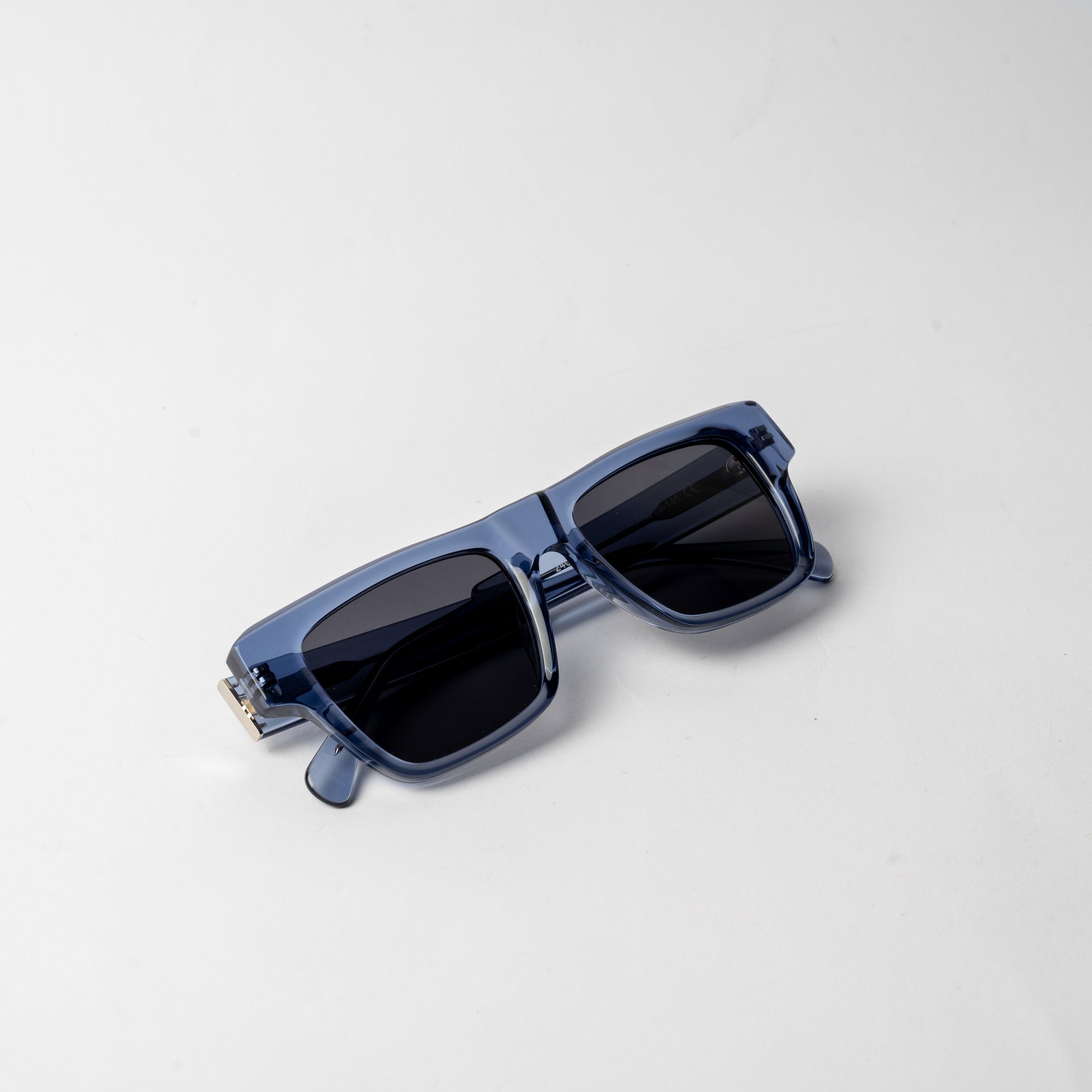 Discover the VAYO Ice Blue sunglasses – crafted with a bold blue acetate frame and polarized TAC lenses for superior clarity and style. Unisex design, size 51-19-145. Delivery in 24H across Qatar.